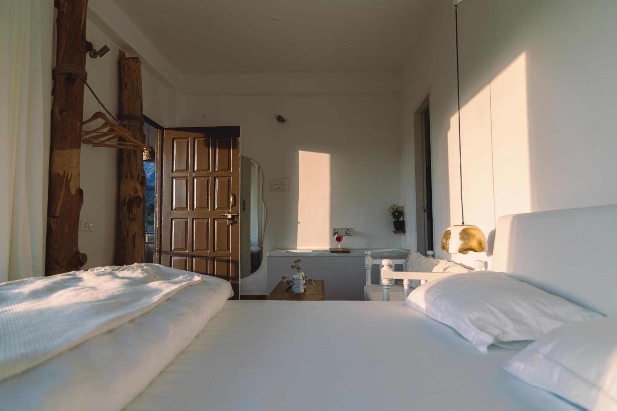 Exstasy Stays - Bathtub Rooms & Cafe - Your Romantic & Cozy Getaway - Thhpsociety - Mukteshwar Kültér fotó