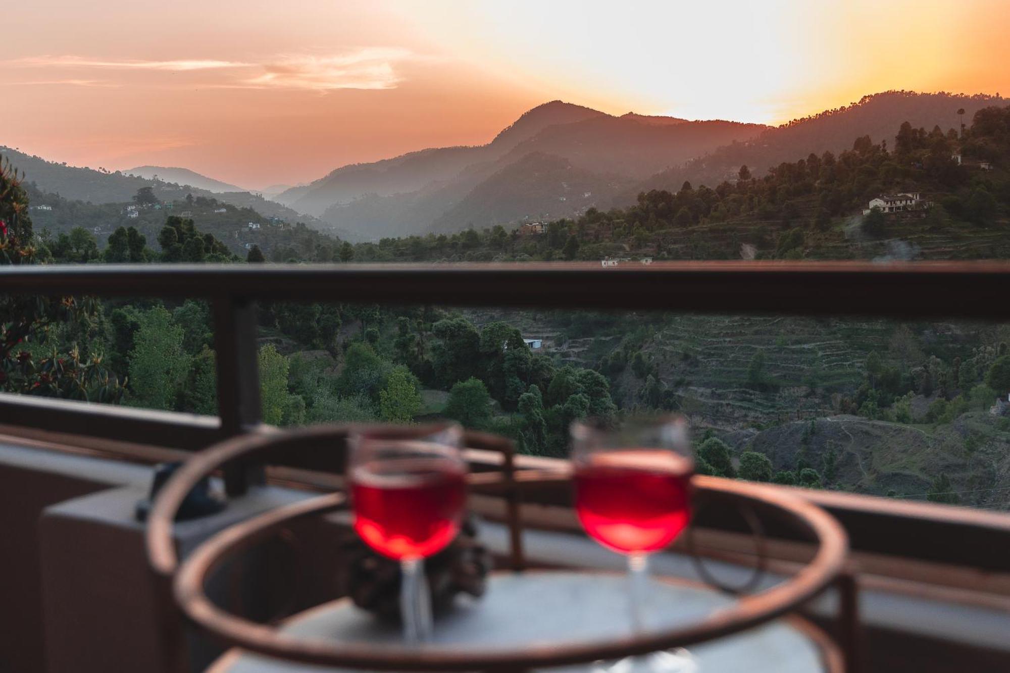 Exstasy Stays - Bathtub Rooms & Cafe - Your Romantic & Cozy Getaway - Thhpsociety - Mukteshwar Kültér fotó