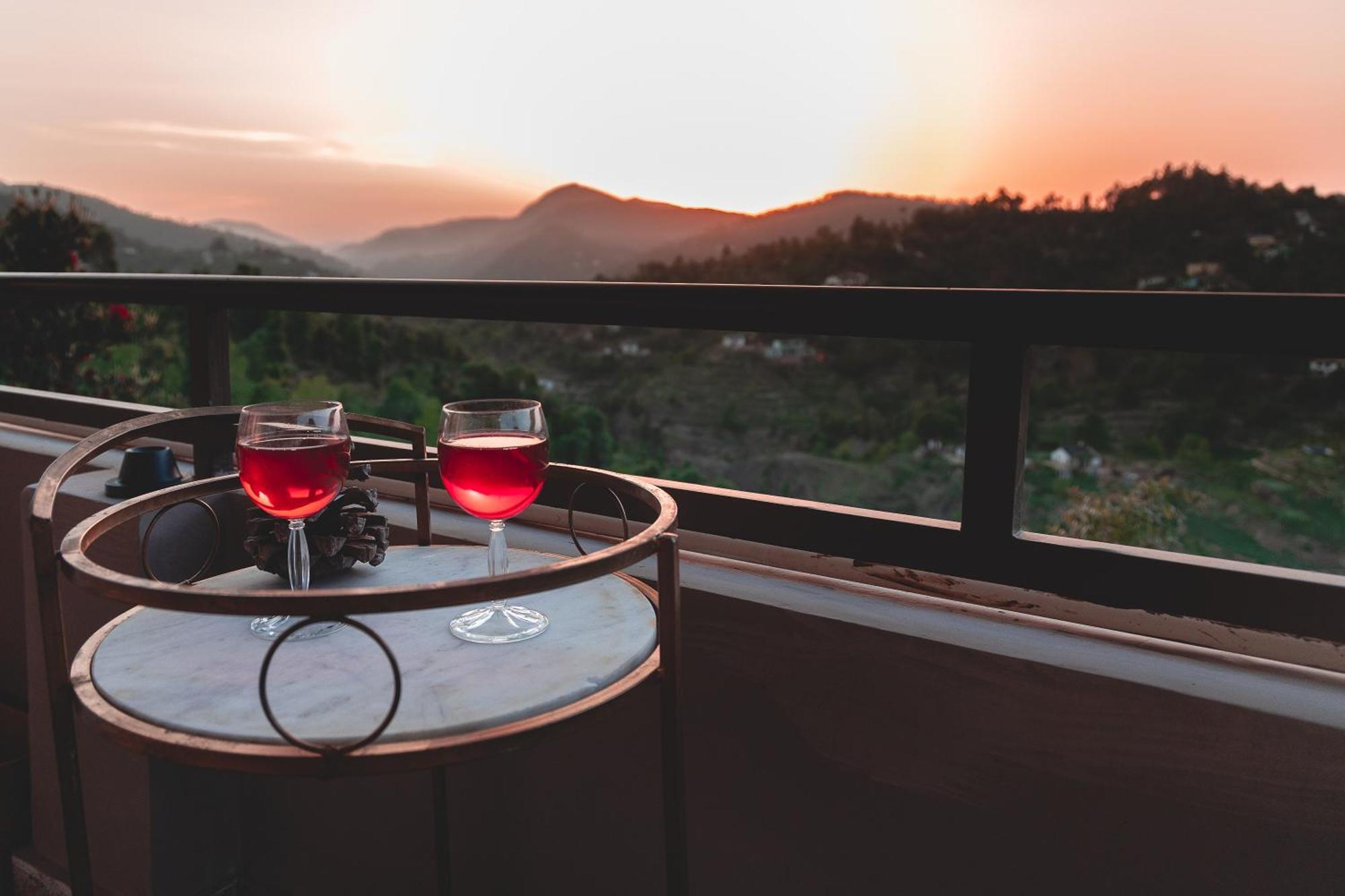 Exstasy Stays - Bathtub Rooms & Cafe - Your Romantic & Cozy Getaway - Thhpsociety - Mukteshwar Kültér fotó
