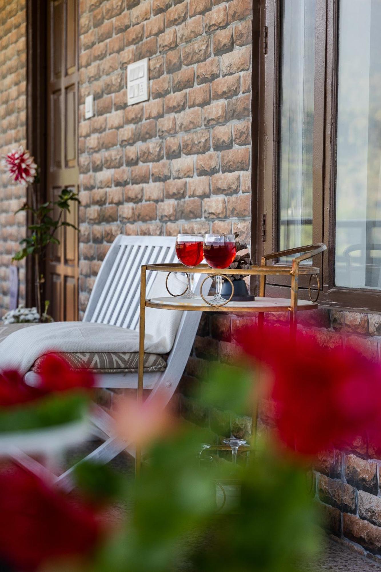 Exstasy Stays - Bathtub Rooms & Cafe - Your Romantic & Cozy Getaway - Thhpsociety - Mukteshwar Kültér fotó