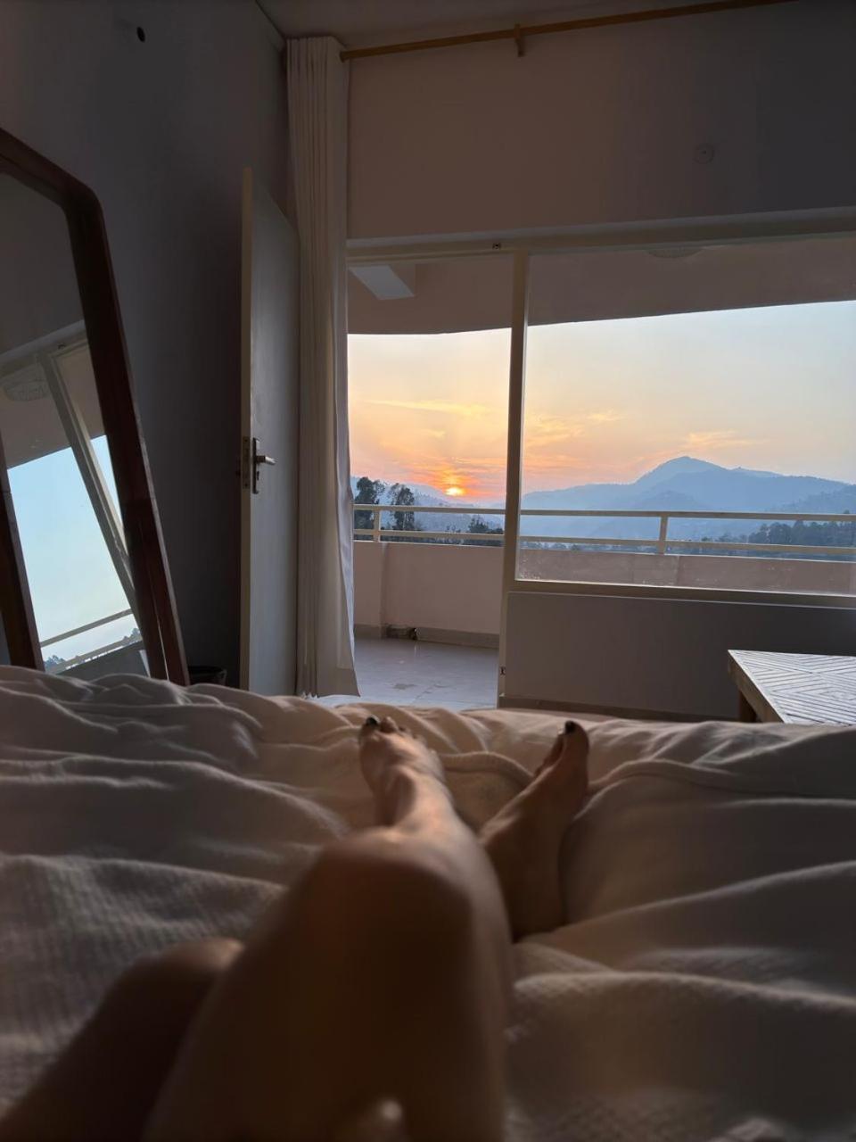 Exstasy Stays - Bathtub Rooms & Cafe - Your Romantic & Cozy Getaway - Thhpsociety - Mukteshwar Kültér fotó